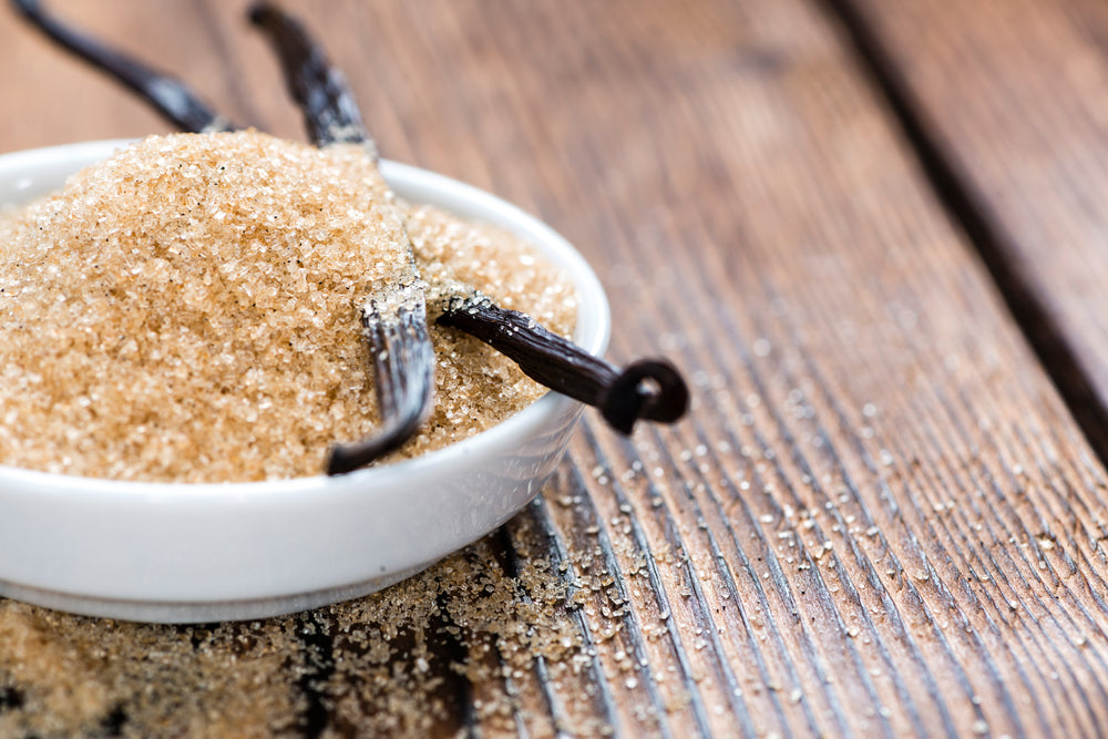 Hjemmelavet sukker med vanilje er meget nemt at lave. Du kan bruge dine afskårne vaniljestænger til at lave vaniljesukker, og dermed få mest muligt ud af dine vaniljestænger.