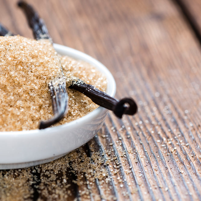 Hjemmelavet sukker med vanilje er meget nemt at lave. Du kan bruge dine afskårne vaniljestænger til at lave vaniljesukker, og dermed få mest muligt ud af dine vaniljestænger.