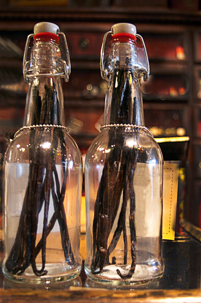 Gode råd til opbevaring af vaniljestænger i glasbeholdere. Her bruges en glasflaske med patentlåg, men man kan også opbevare vaniljestænger i et henkogningsglas eller et syltetøjsglas. Placer eventuelt en lille smule alkohol i bunden.