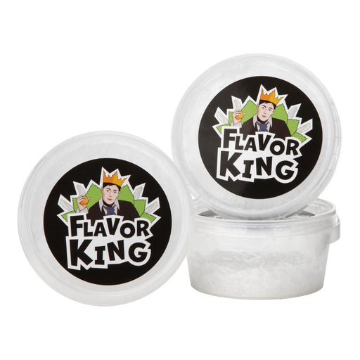 Billedet fanger øjeblikket, hvor en Flavor King plastikbøtte med mentol krystaller åbnes, med fokus på den umiddelbare frigivelse af den kraftige mentol duft og viser produktets klar-til-brug kvalitet.